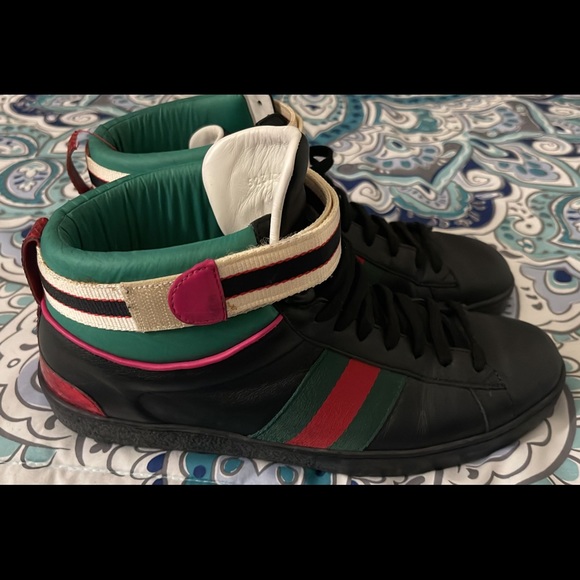Gucci sneakers please check last picture for pulling at the back of sneakers - Picture 2 of 5